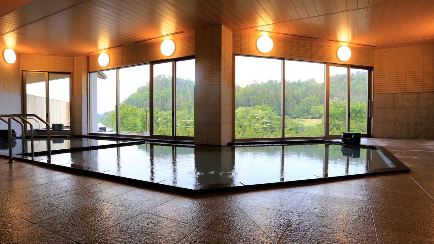 開放感たっぷりの大浴場でゆっくりと温泉を楽しめるのがyamagata glamの大きな魅力です。
