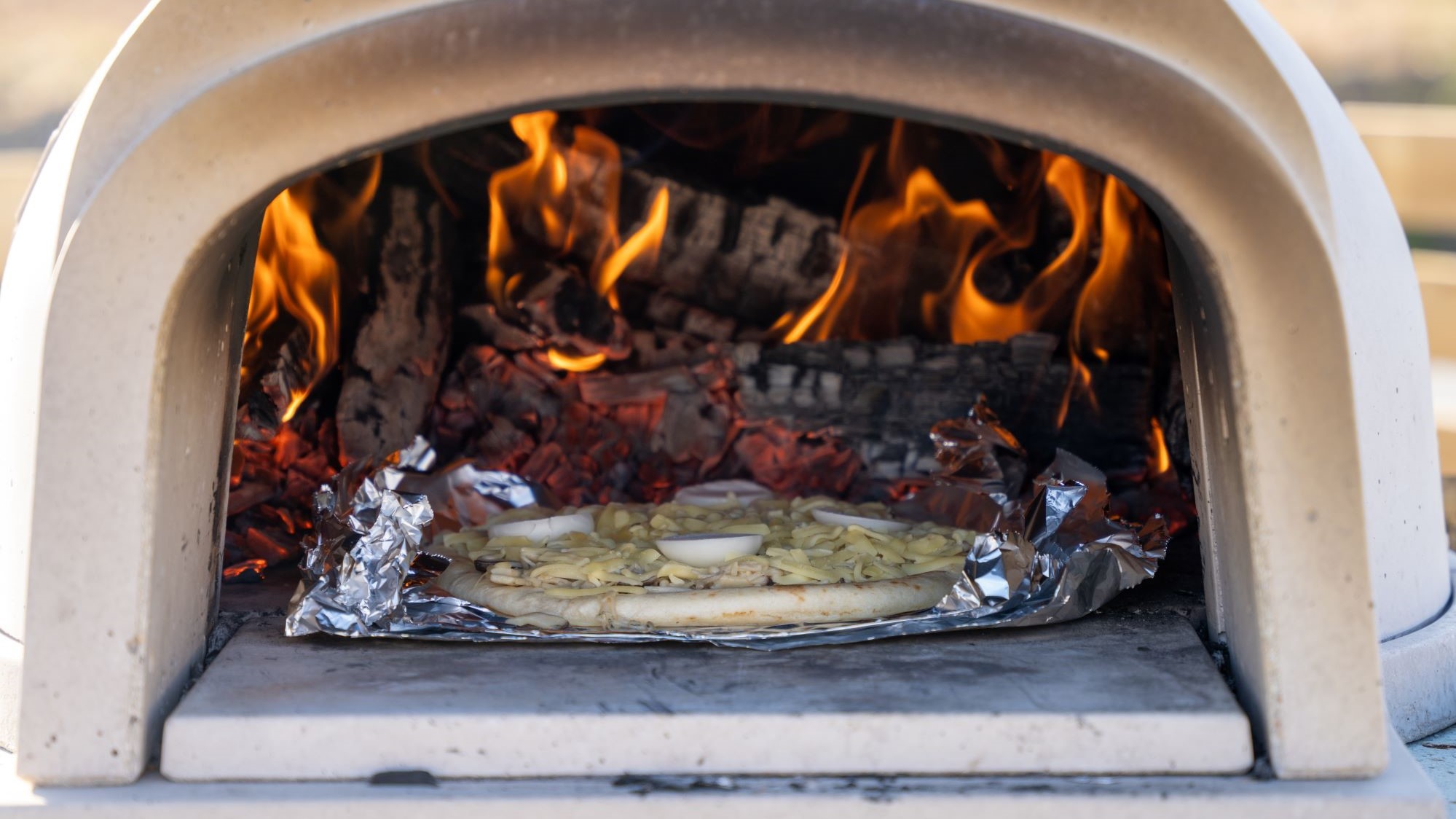 夏メニューでは、施設内のピザ窯で本格的なピザ窯焼き体験ができます（夏メニュー）
