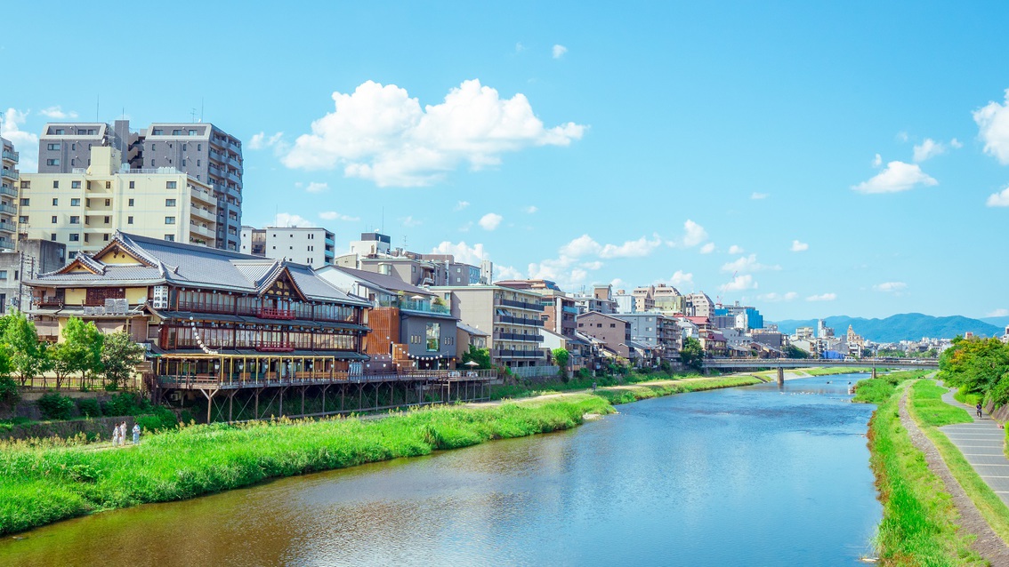 ホテルから徒歩５分で鴨川がございます。