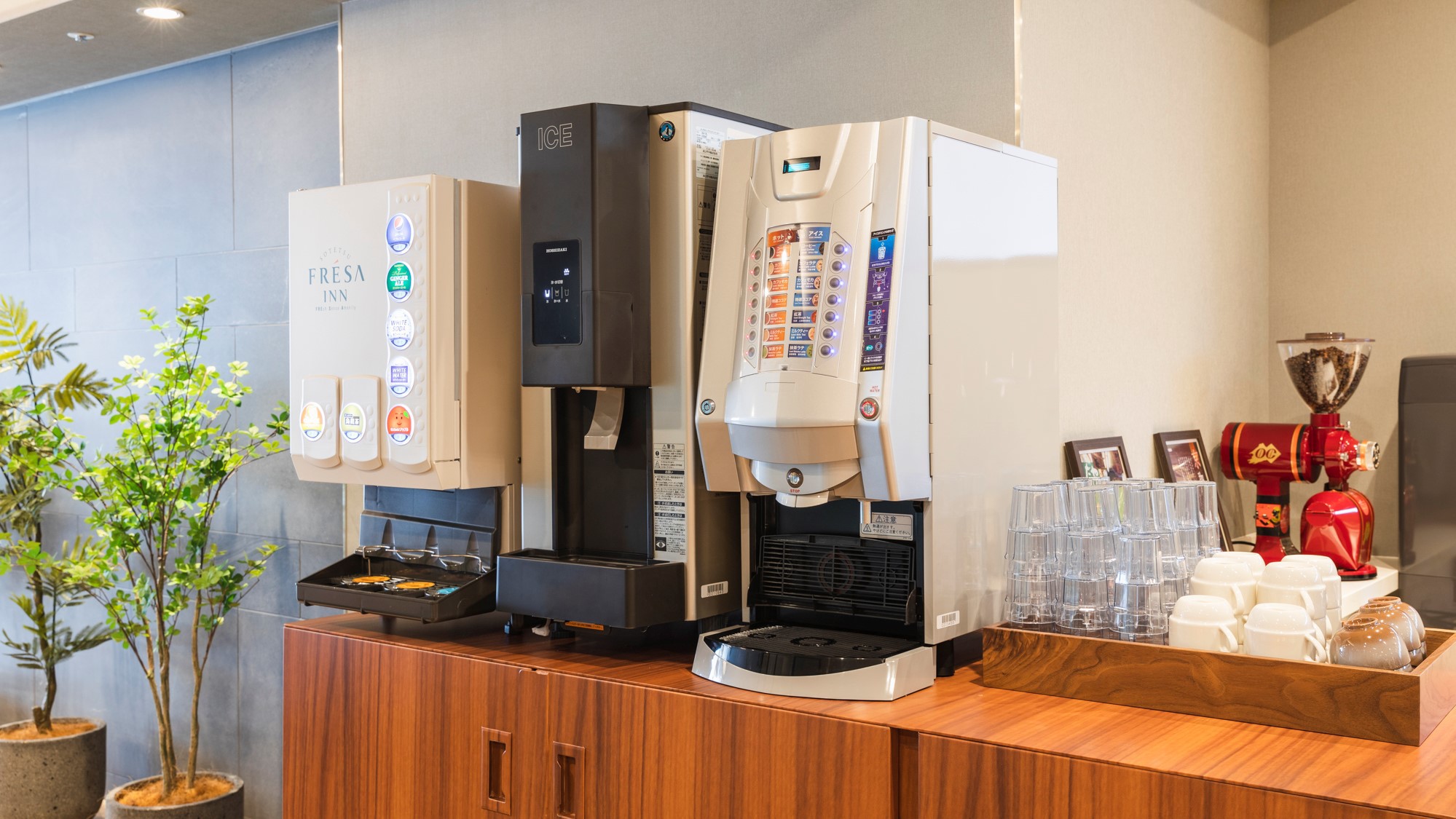 ドリンクサーバー様々なお飲み物をご用意しております。