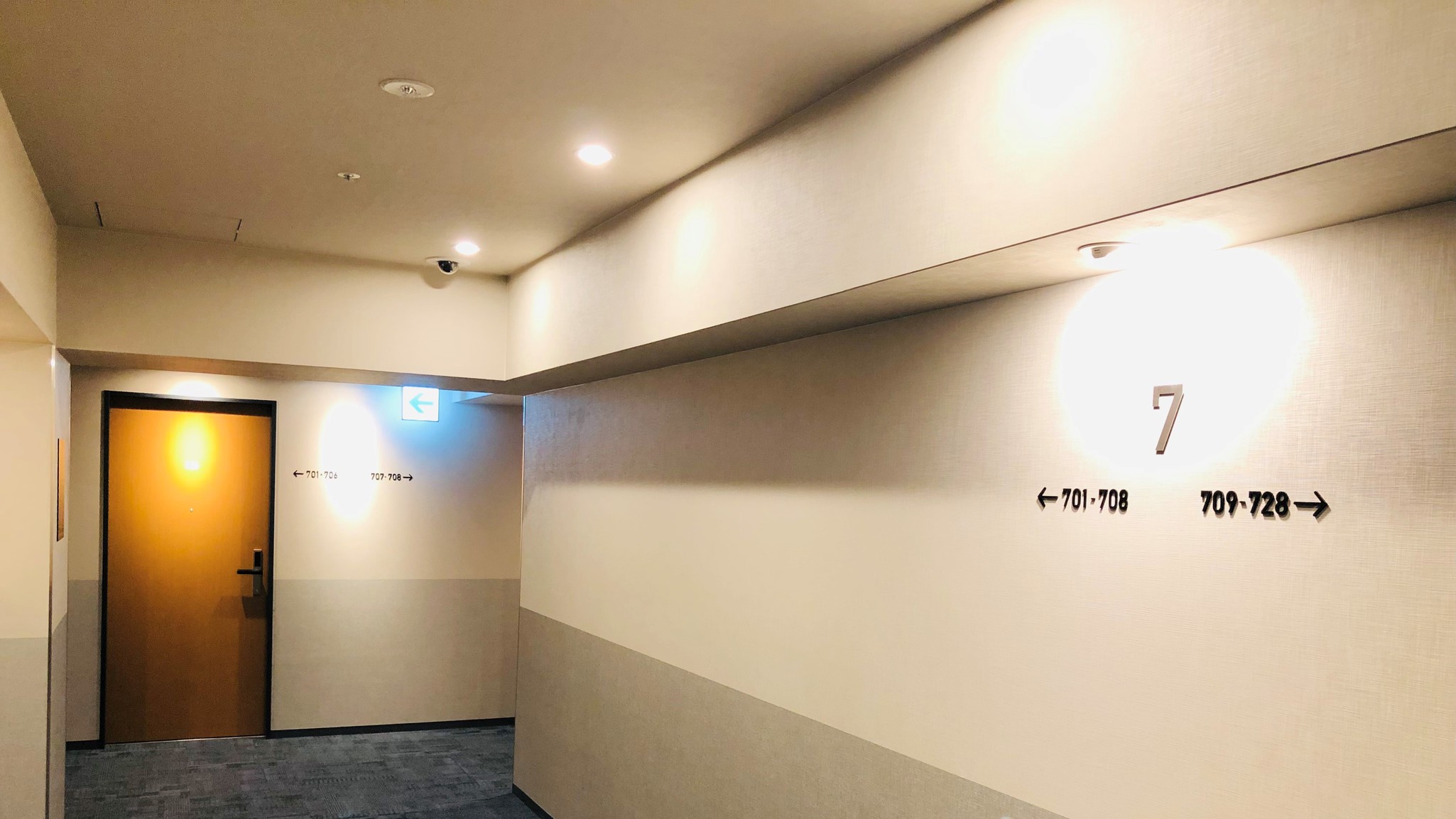 エレベータ前