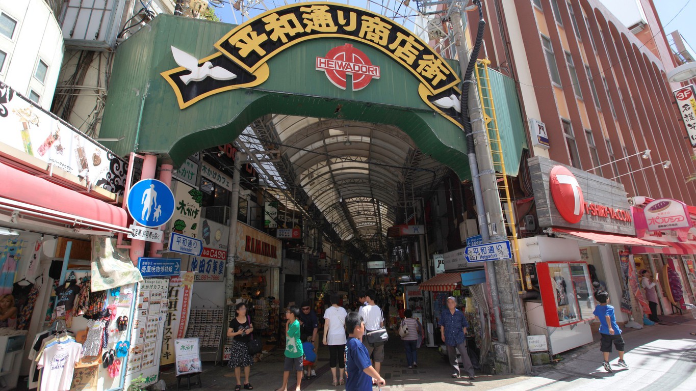 【平和通り商店街徒歩4分】地元の台所として賑わう平和通りへは徒歩4分！