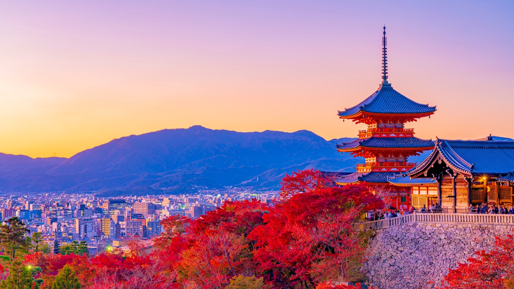清水寺まで当ホテルからバス10分、清水の舞台で有名な約1，200年の歴史を誇る世界遺産認定の寺院です