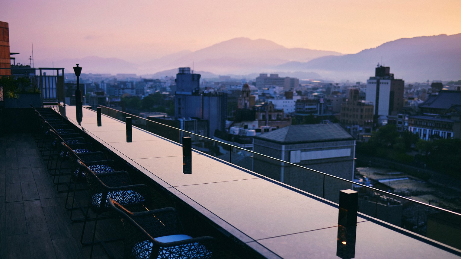 ルーフトップラウンジ「空庭テラス」開放感に満ちた天空のラウンジで京の風に身をまかせ眺める夕景