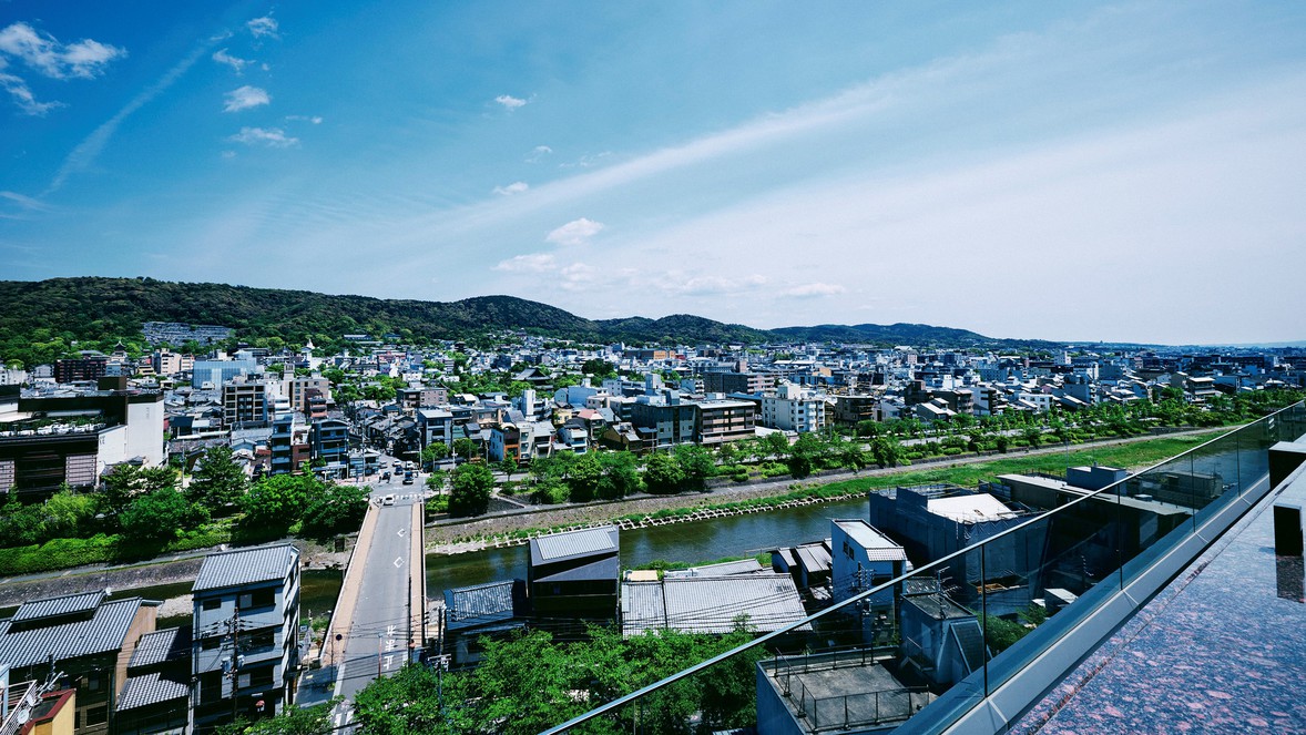 ルーフトップラウンジ「空庭テラス」から見える東山テラスの解放は日の出から24時まで