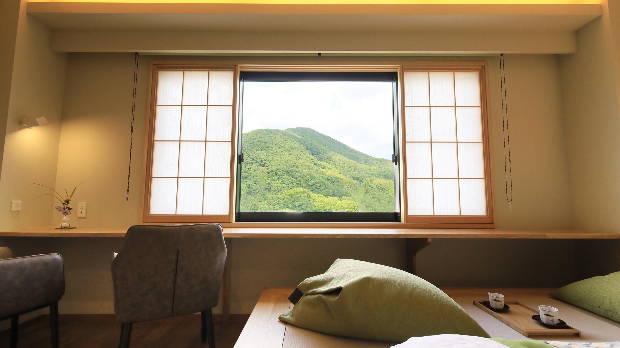 【リニューアル西館客室】西館からは自然豊かな山々が広がる景色です。