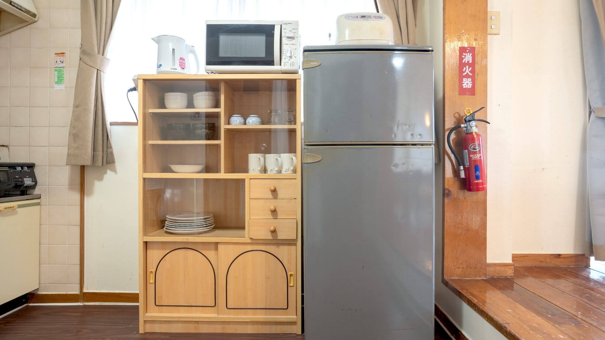 お部屋の備え付け家電、食器等お使いいただけます