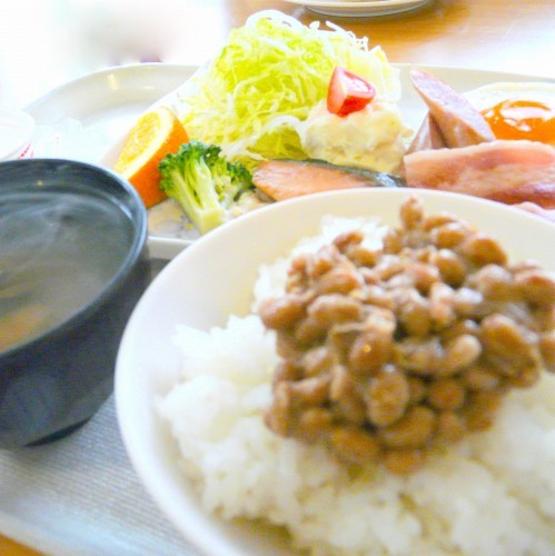 大好評の朝食(日替わり和定食&パン)