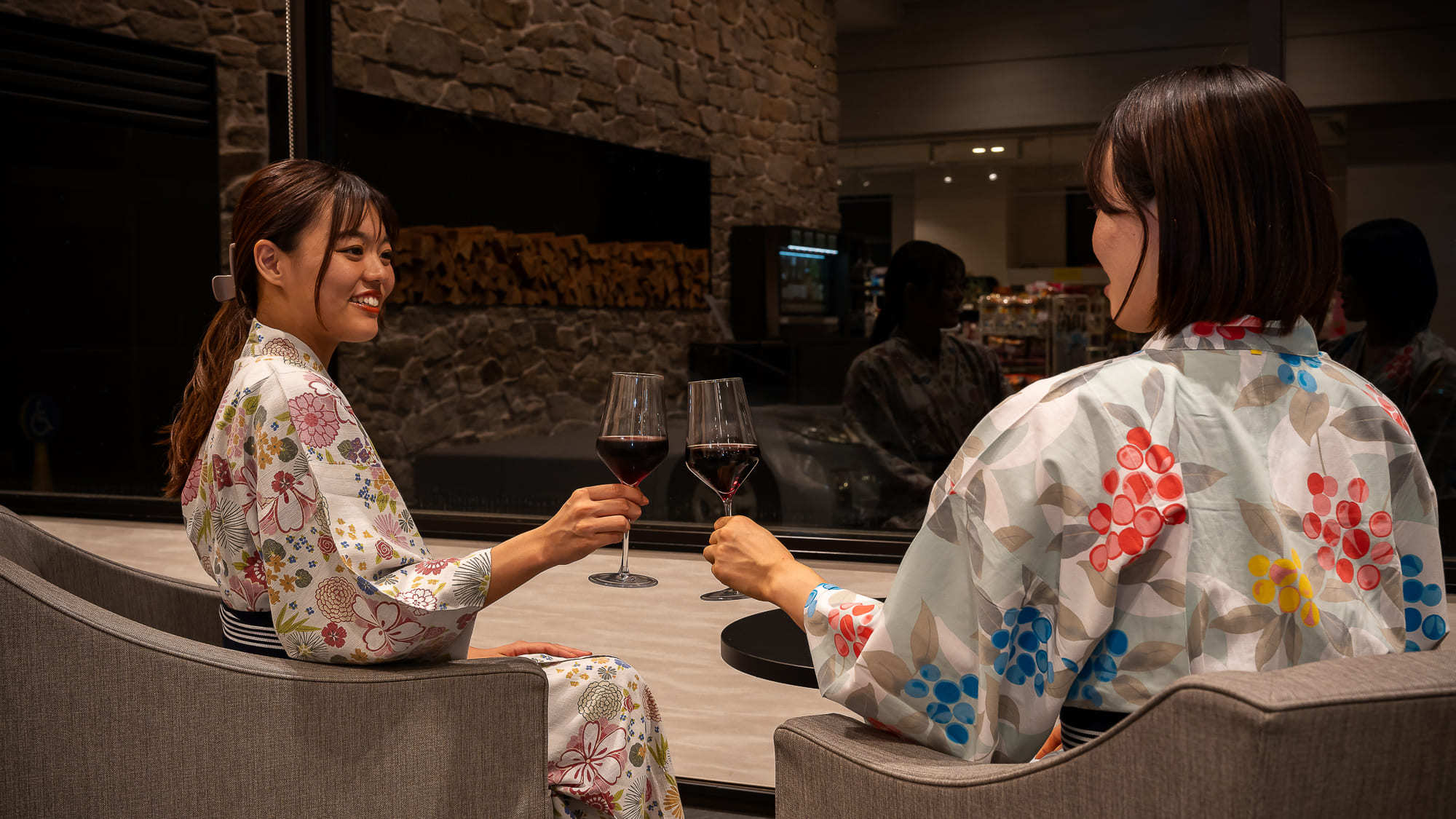 【ロビー】ロビーラウンジにてグラスを片手に至福のひと時をお過ごしください。