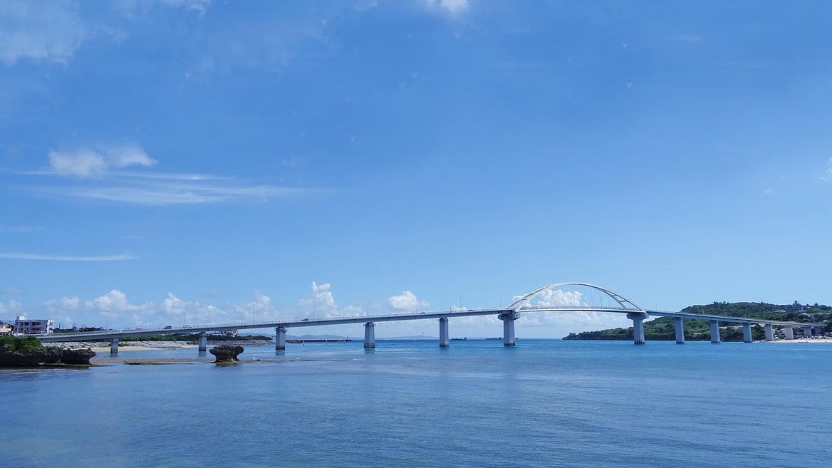 【瀬底大橋】沖縄本島と瀬底島とを結ぶ橋＜762m＞