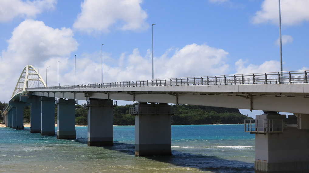 【瀬底島】全長762mにおよぶ瀬底大橋を車で往復できます