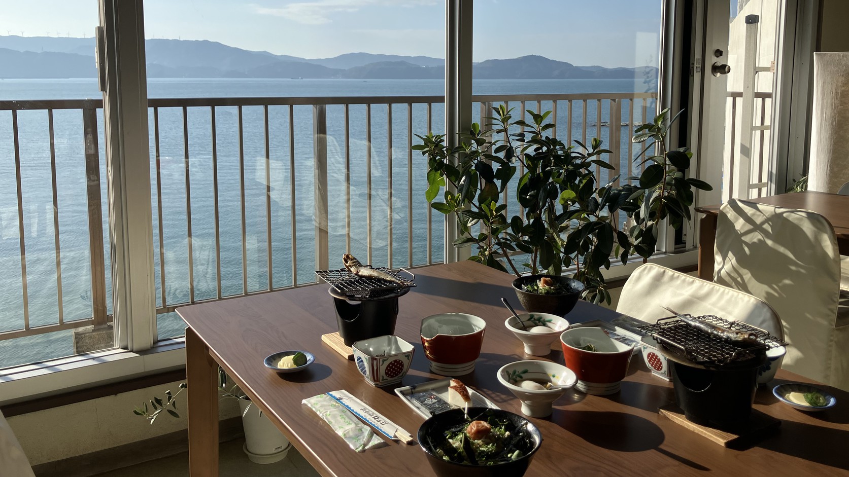 キラキラと輝く海面を眺めながら朝食をいただく