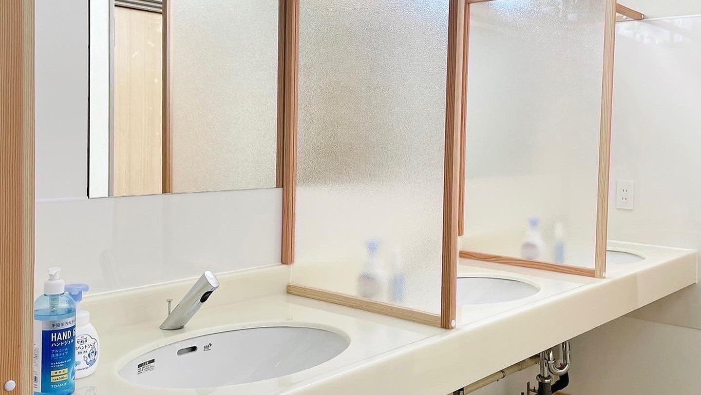 【共用・洗面所】温水の自動水栓になっており、コロナ対策でパーテーションを設置しています。