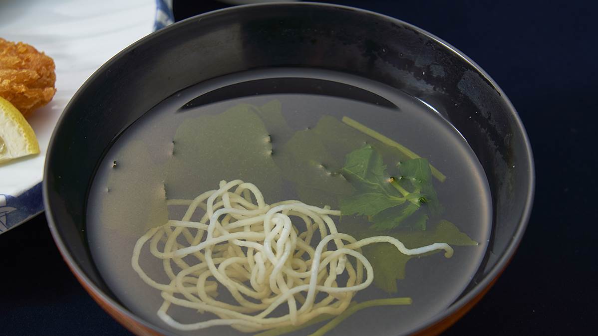 カツオと昆布の一番だしを使った「お吸い物」具は季節によって異なります