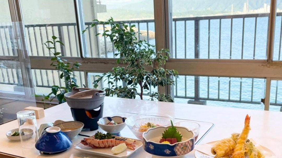 美しい和歌浦を眺めながら、天然の足赤エビをお召し上がりください！