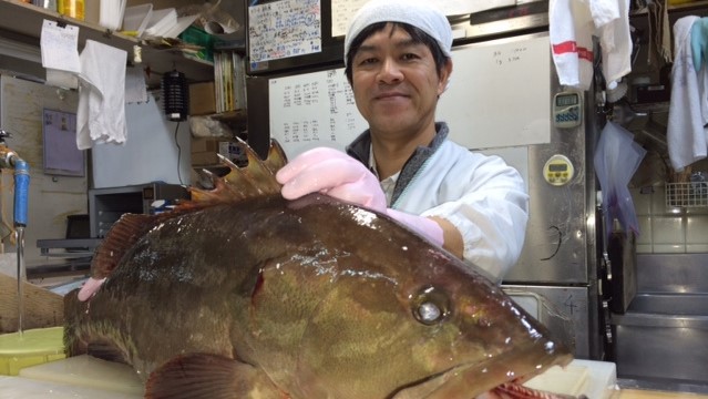 活〆にした天然のクエを地元の市場で仕入れ、宿で解体した新鮮なクエをご提供しています。