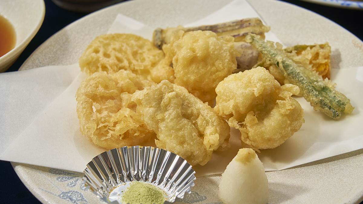 「ハモの天婦羅」和歌浦で水揚げされた新鮮なハモを仕入れています