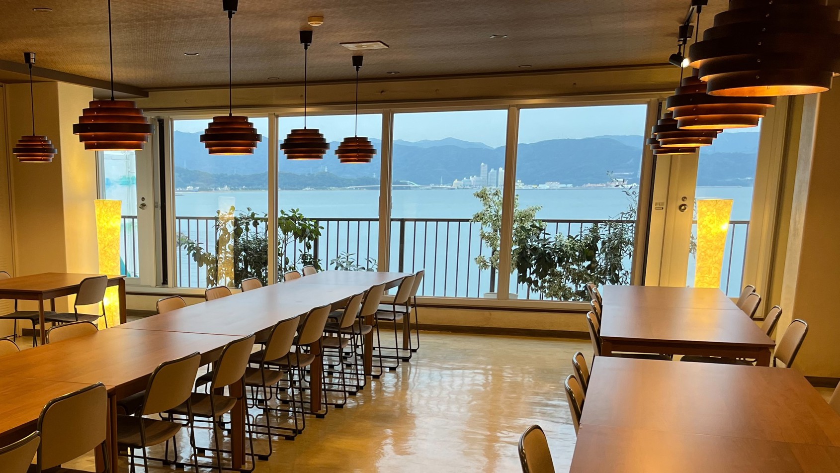 窓一杯に広がる絶景の和歌の浦をひとり占め。