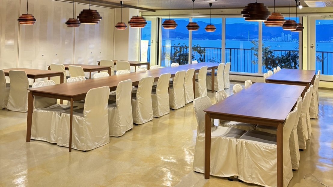 ライトアップされた波打ち際の遊歩道を眺める