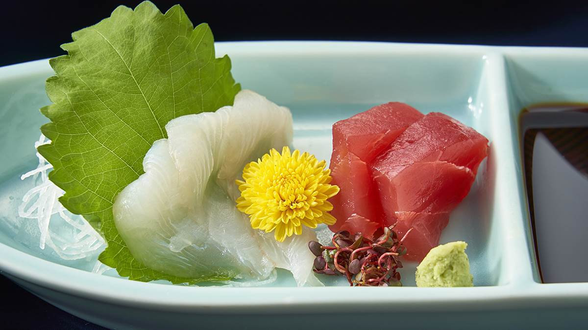 地元の雑賀埼漁港でその日の朝に水揚げされた魚。ねっとり濃厚な食感は新鮮な証拠です。