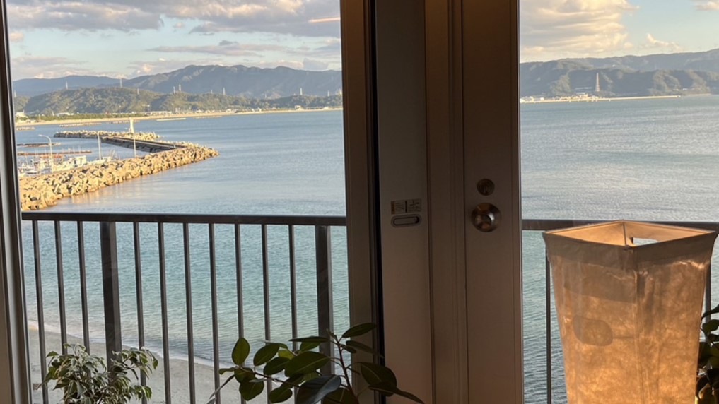 和歌浦を眺めながら天然の足赤エビをお召し上がりください！