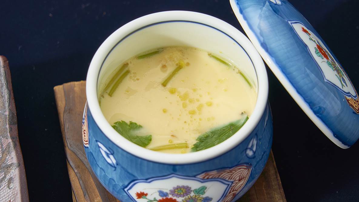 足赤エビ御膳の「茶碗蒸し」塩と醤油の加減が絶妙。しいたけ・えび・銀杏など具だくさんです。