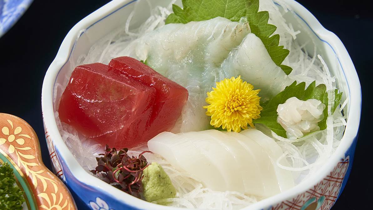 地魚のお造り（マグロ・イカ・鯛などの天然鮮魚天候によって変わります）