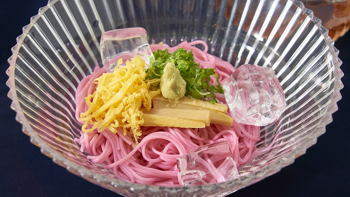足赤エビ御膳の「紀州梅そうめん」ほんのり梅が香りさっぱりと。つゆは自家製でやさしい味つけに