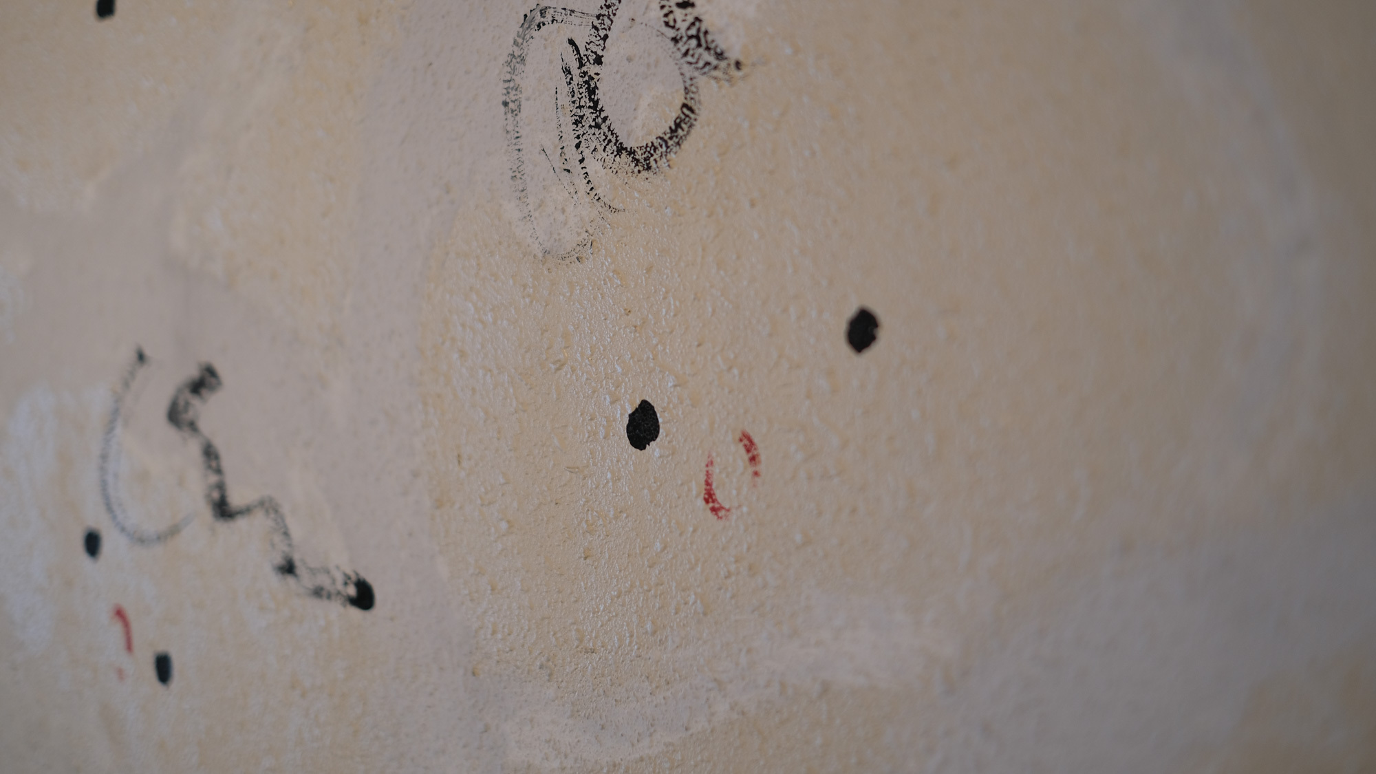 食堂の壁に直接描かれた豊口先生の書。柔らかく伸びやかなタッチが優しい気持ちにさせてくれます。