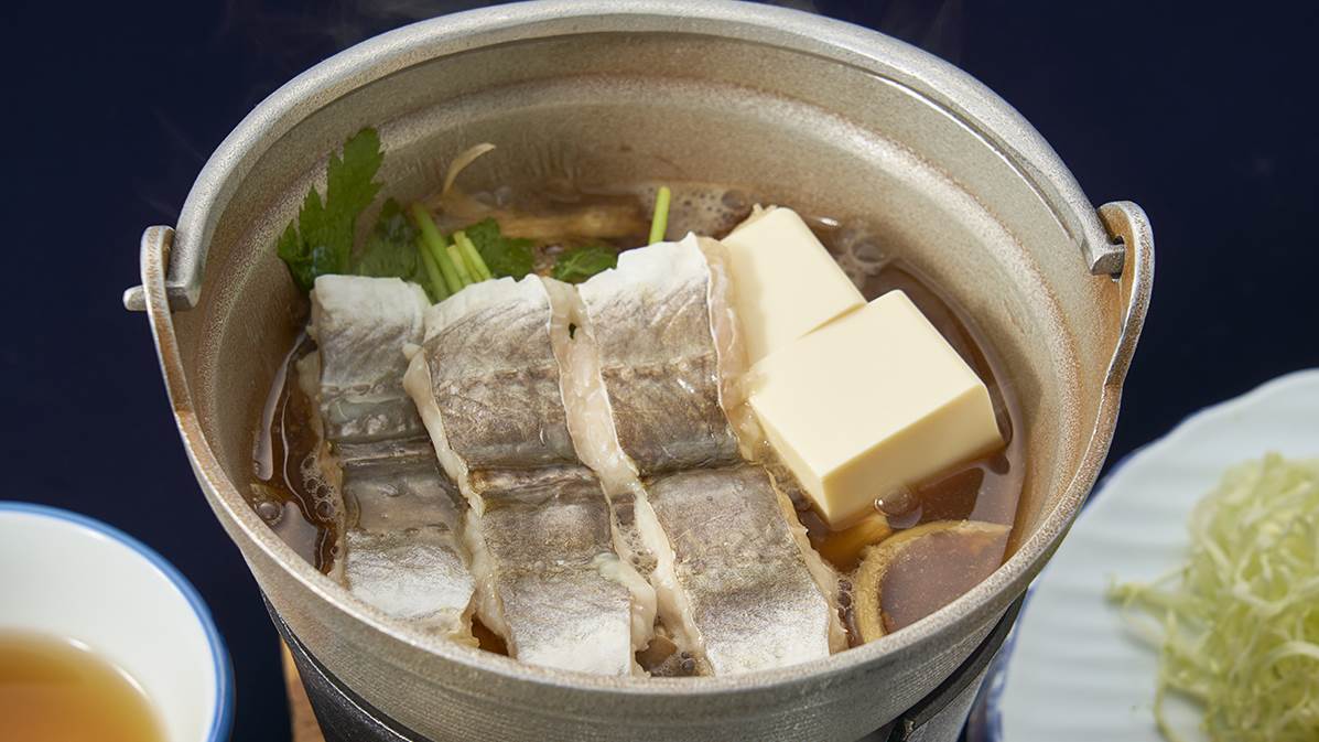 「ハモのすき焼き小鍋」生卵をからめてお召し上がりください