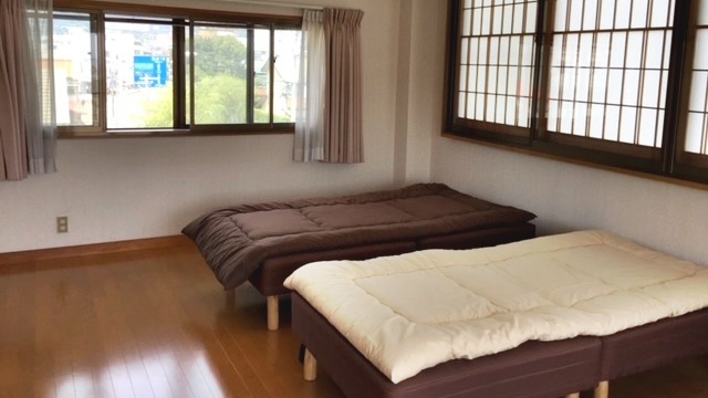 *［洋室／ベッド客室］大きな窓からは小田原市内の風景を見ることも出来ます。