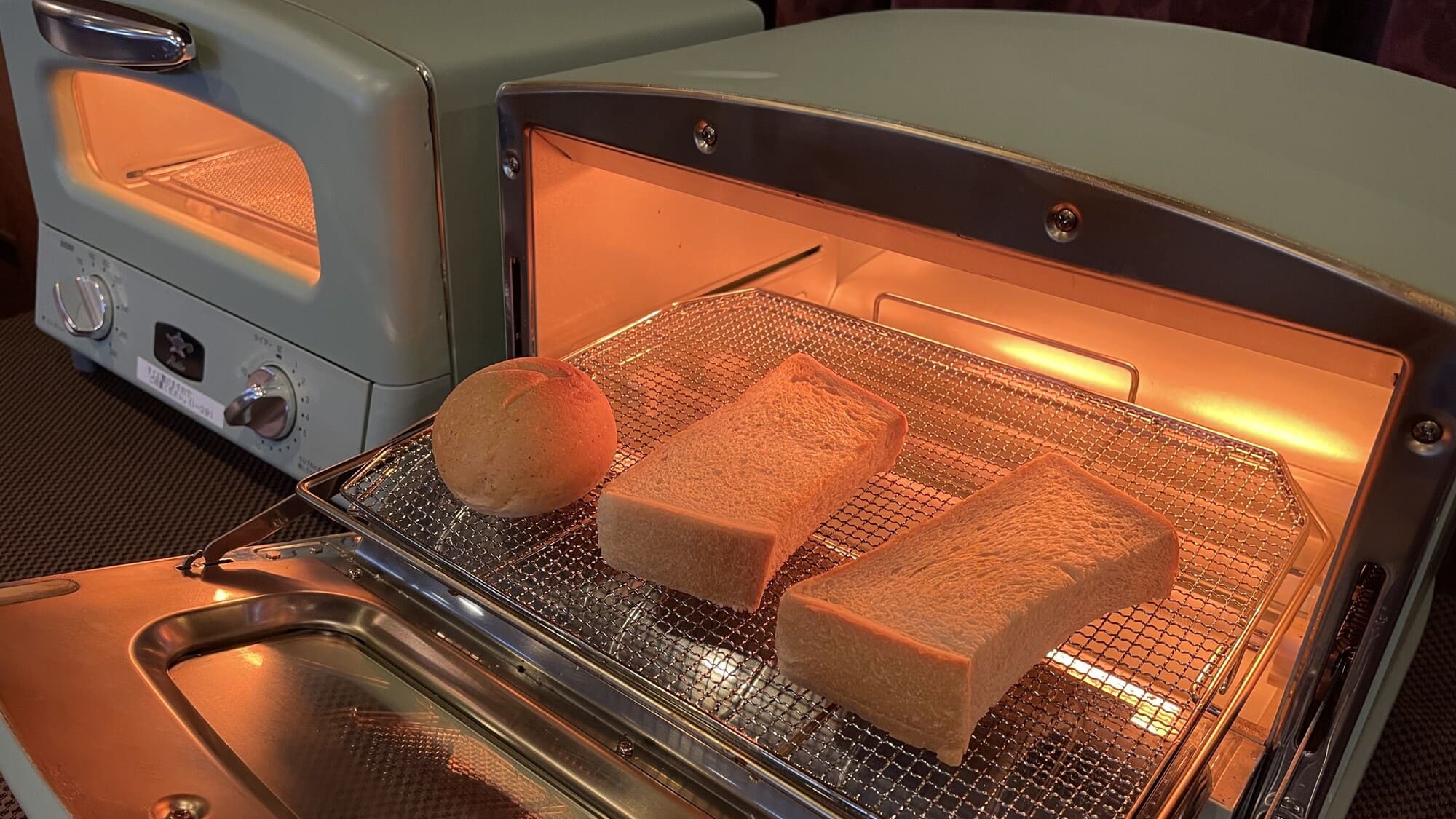 ＜無料朝食＞アラジントースターで外はカリカリ、中はもっちりとした焼き立てパンをお召し上がりください