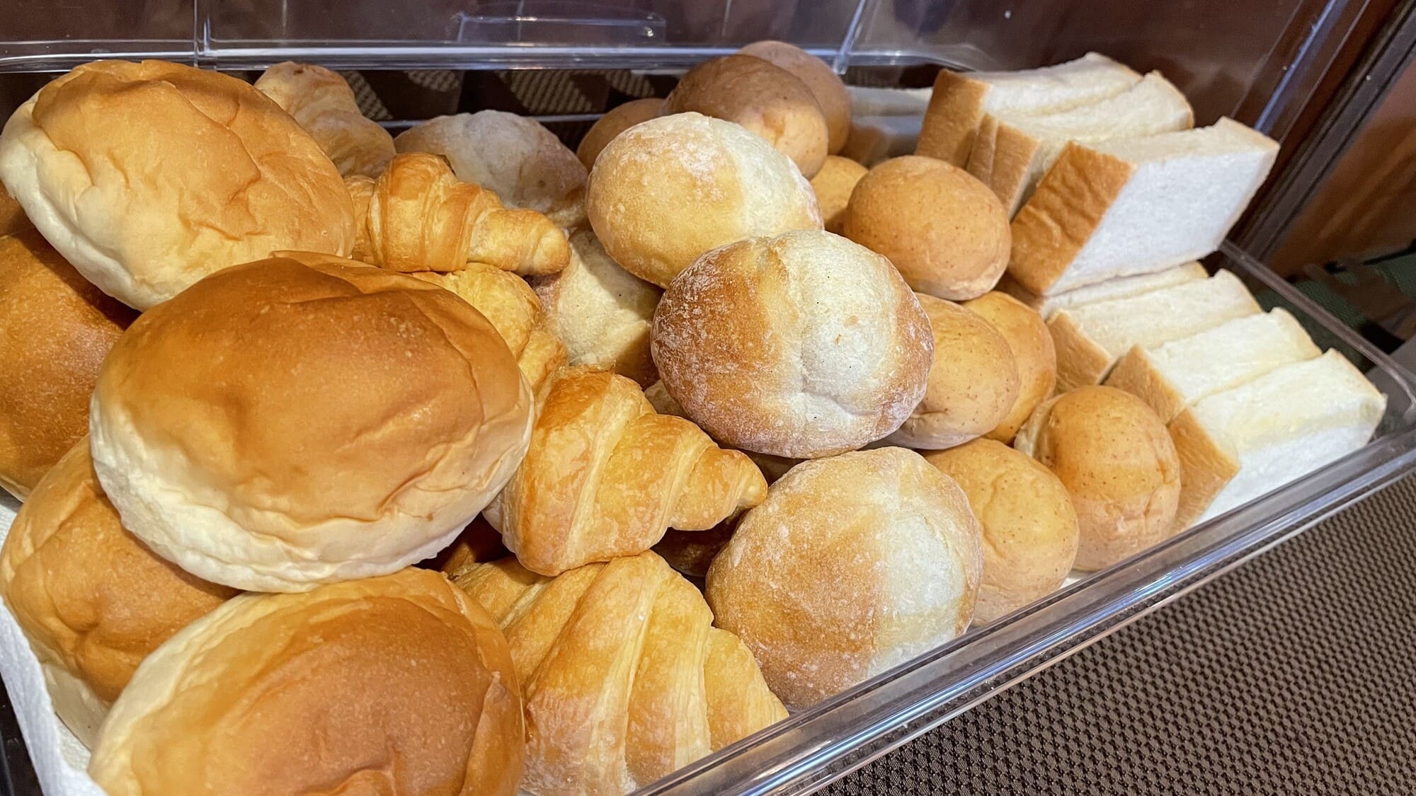 ＜無料朝食＞クロワッサンやプチフランスパン、胚芽ロールパンなど各種パンをご用意しております