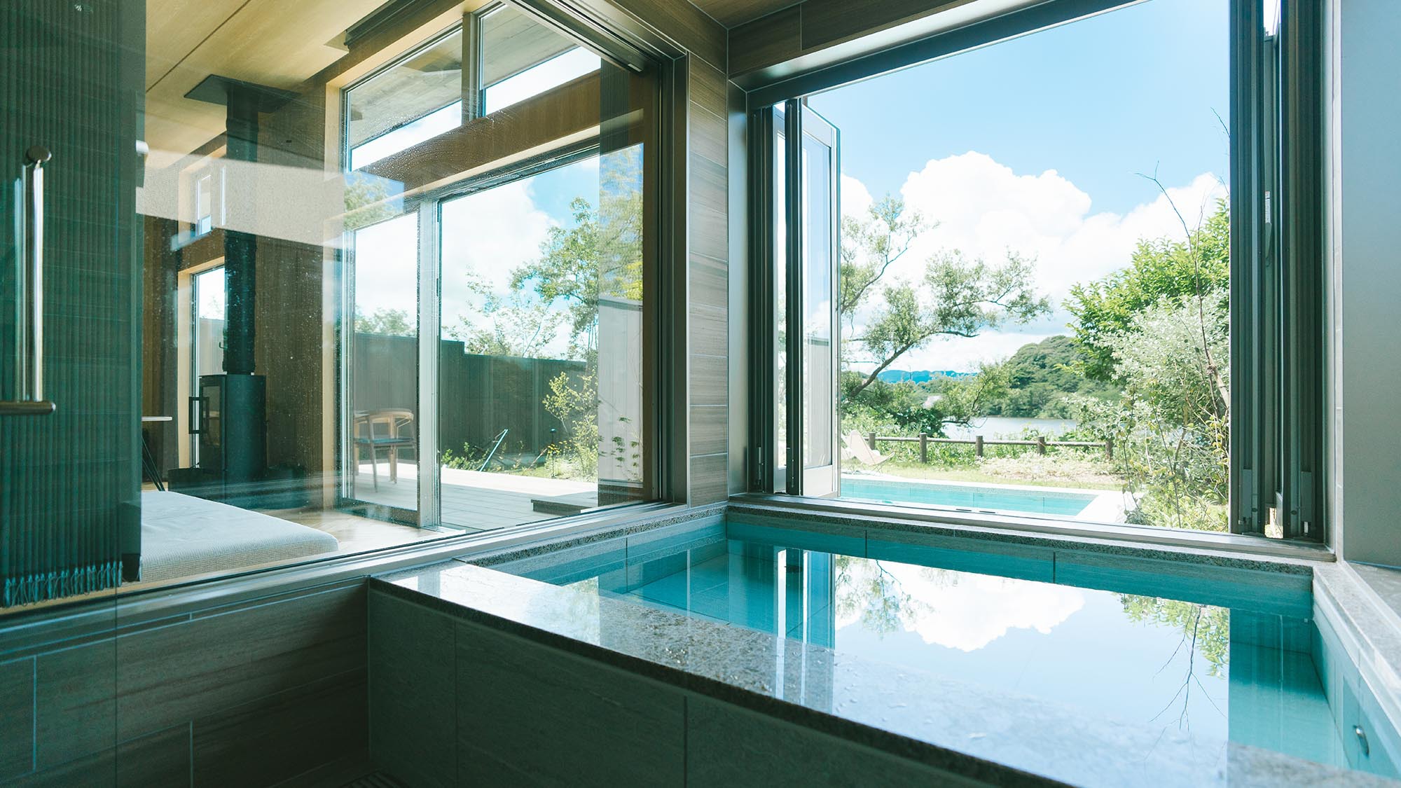 ［一棟貸切 特別棟］湖邸 -Kotei-客室には温泉半露天風呂が完備。［一例］