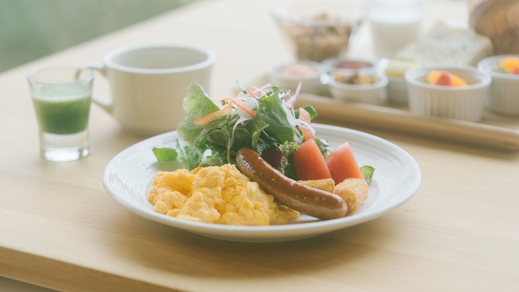 ［朝食］地元食材を集めたシンプルな洋朝食のメインプレート［一例］