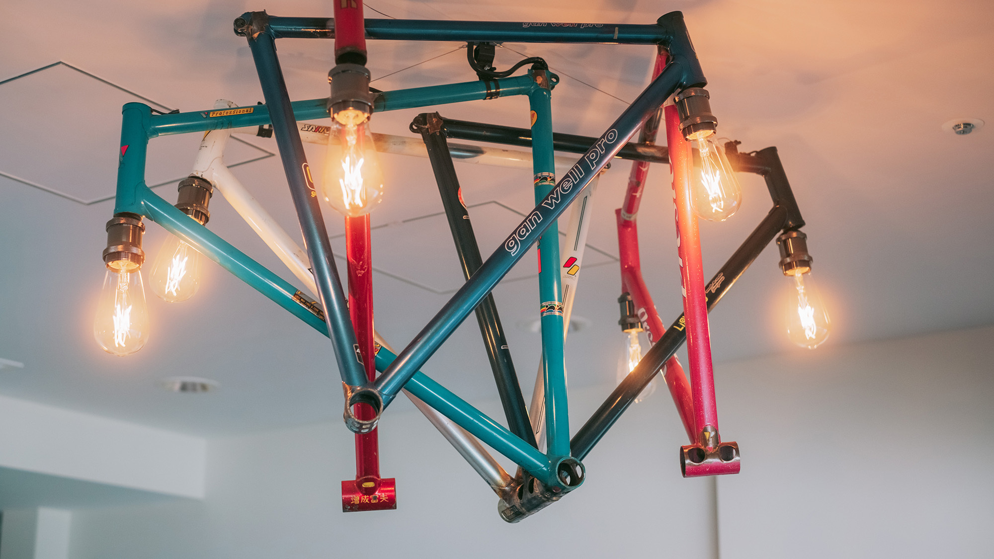選手が使用していた自転車のフレームのシャンデリア70年前からある競輪場の記憶を受け継ぐアイテム