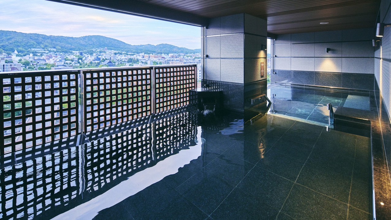 天空露天大浴場八坂の湯東山の絶景を望みゆったり浸かれる浴槽