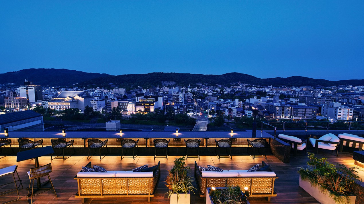 ルーフトップラウンジ「空庭テラス」京の夜の表情と出逢う、ここでしか味わえないロマンティックな夜