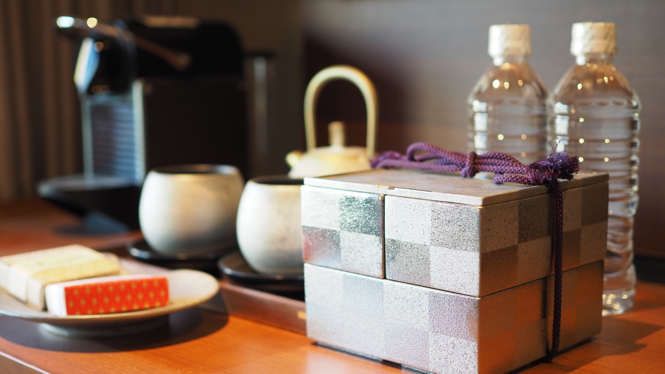 京都ならではのおもてなしお部屋には京都老舗のお菓子・お茶をご用意しております