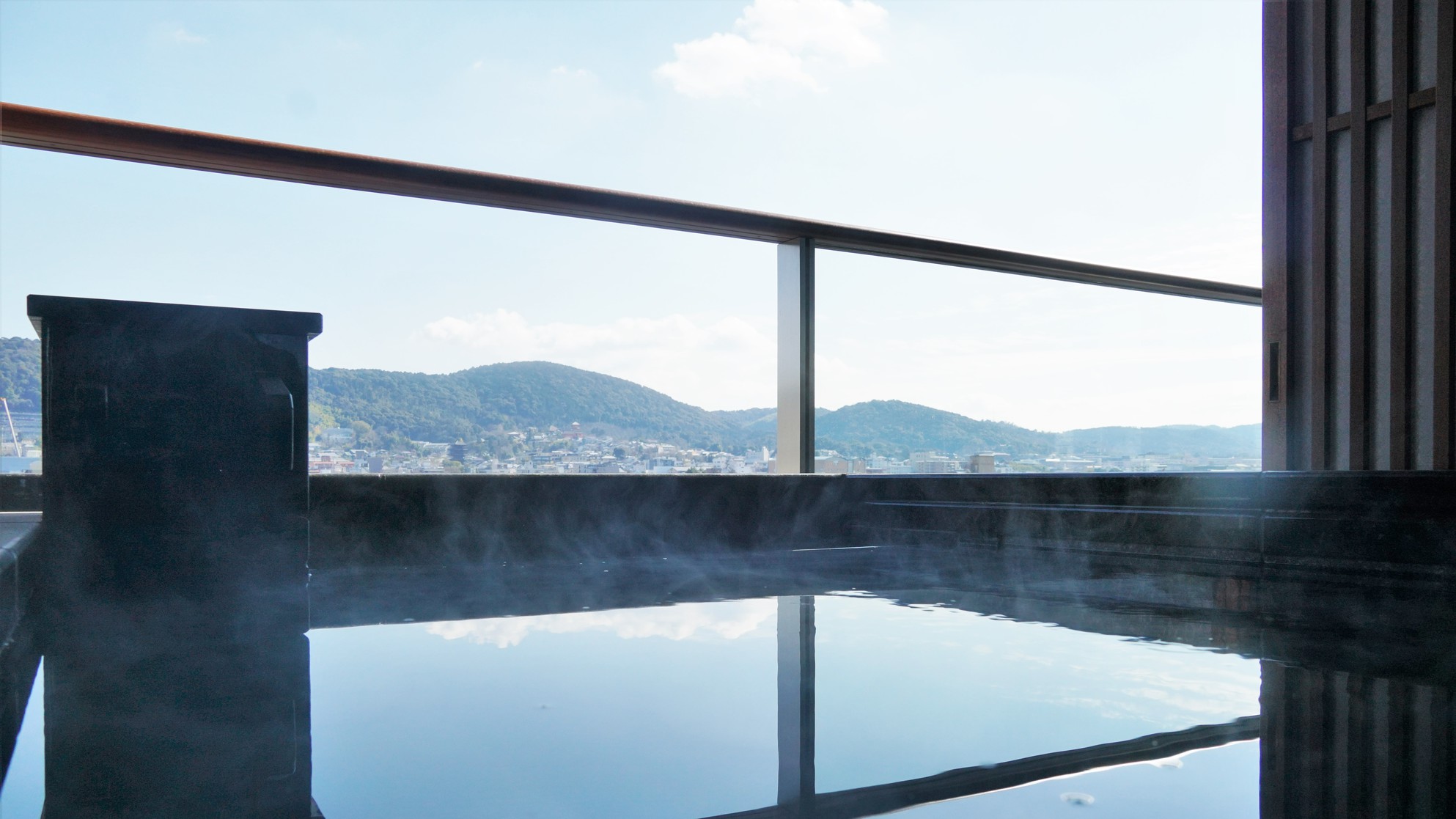 鴨川ルームお部屋の天然温泉露天風呂に浸かり眺める京の山紫水明