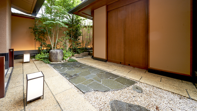 別邸のお客様専用「数寄屋門」お出入り口京都の隠れ家にふさわしい小路に面した専用のお出入り口