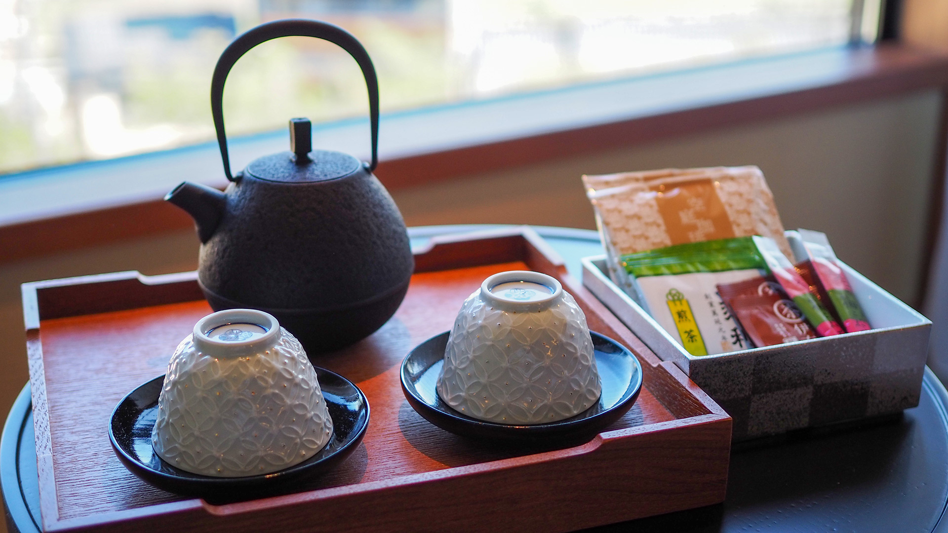 京都ならではのおもてなしお部屋には京都老舗のお菓子・お茶をご用意しております