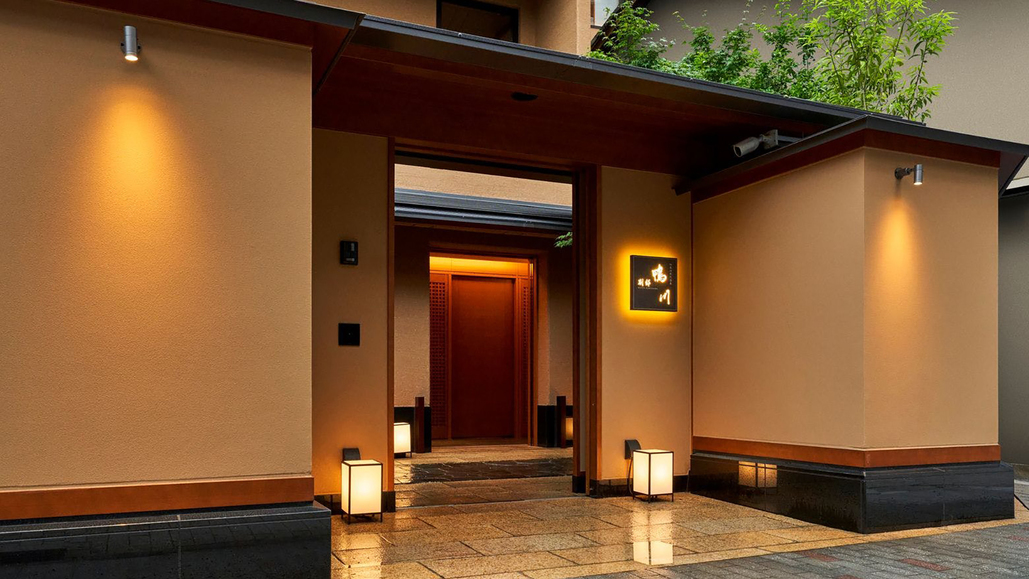 別邸のお客様専用「数寄屋門」お出入り口京都の隠れ家にふさわしい小路に面した専用のお出入り口