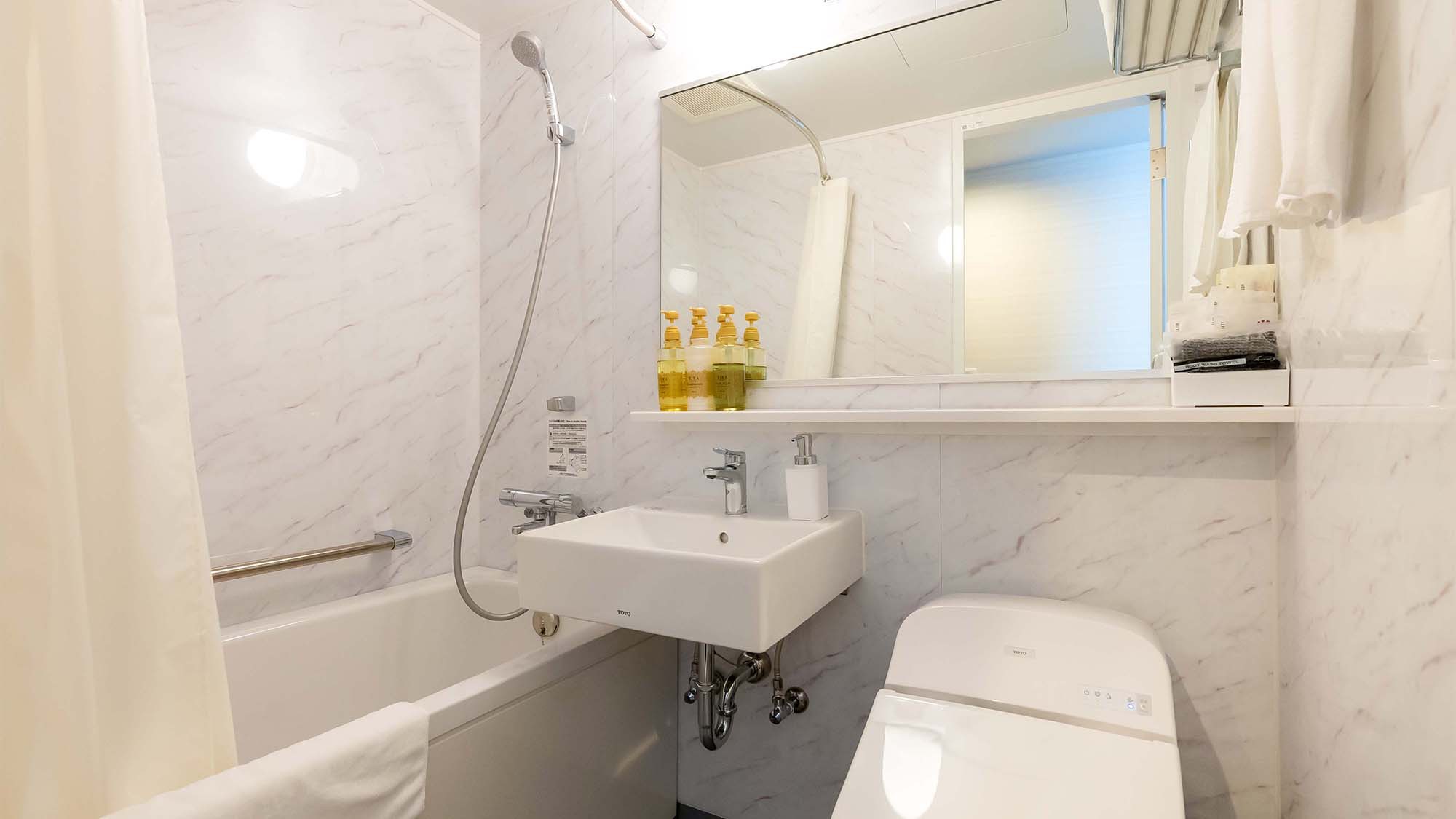 ・【客室一例ツイン】白を基調とした明るいバスルーム