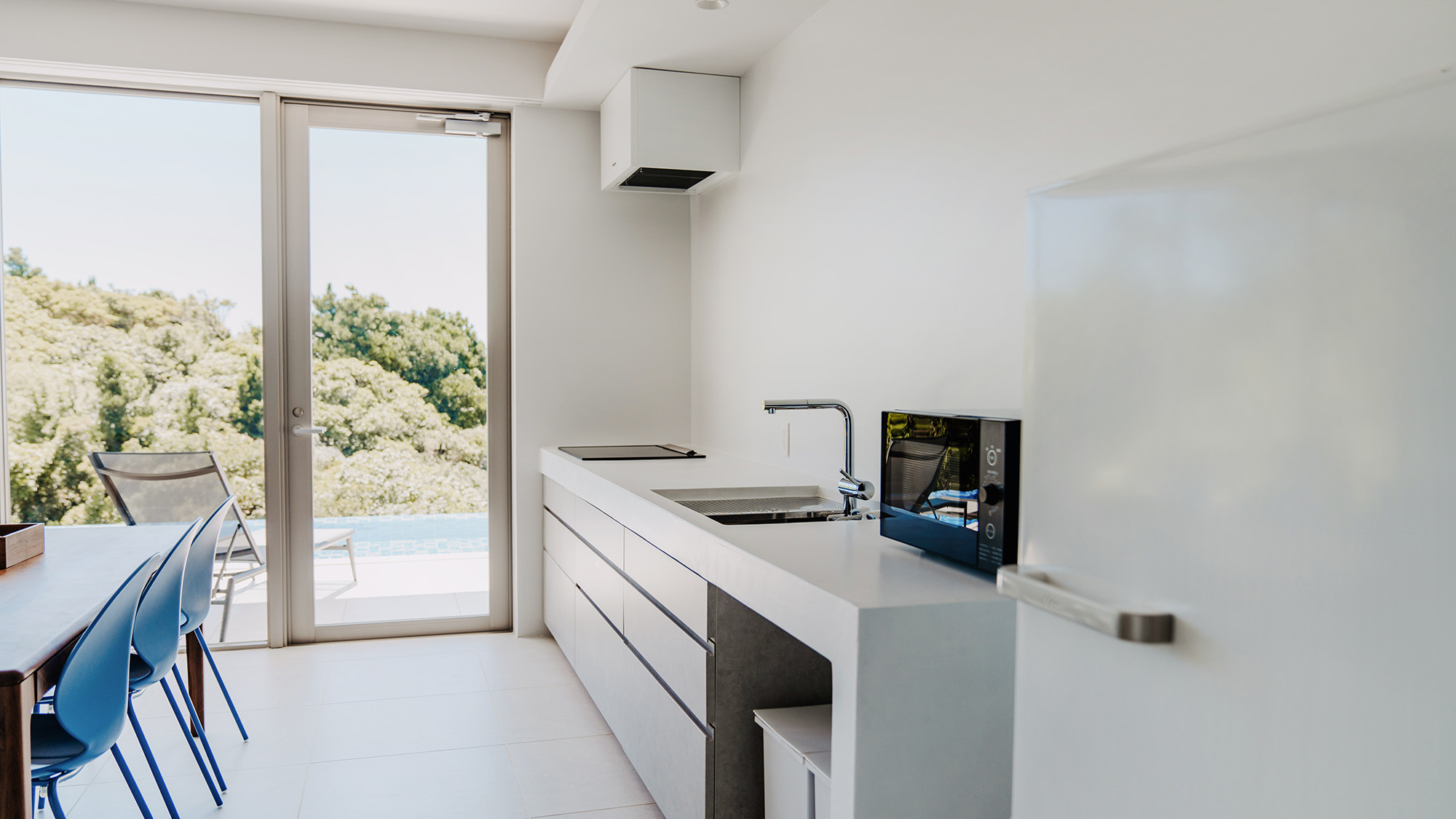 ・【SOL】長期滞在も安心のキッチン設備。道の駅で地元の食材を仕入れて調理するのもおすすめ