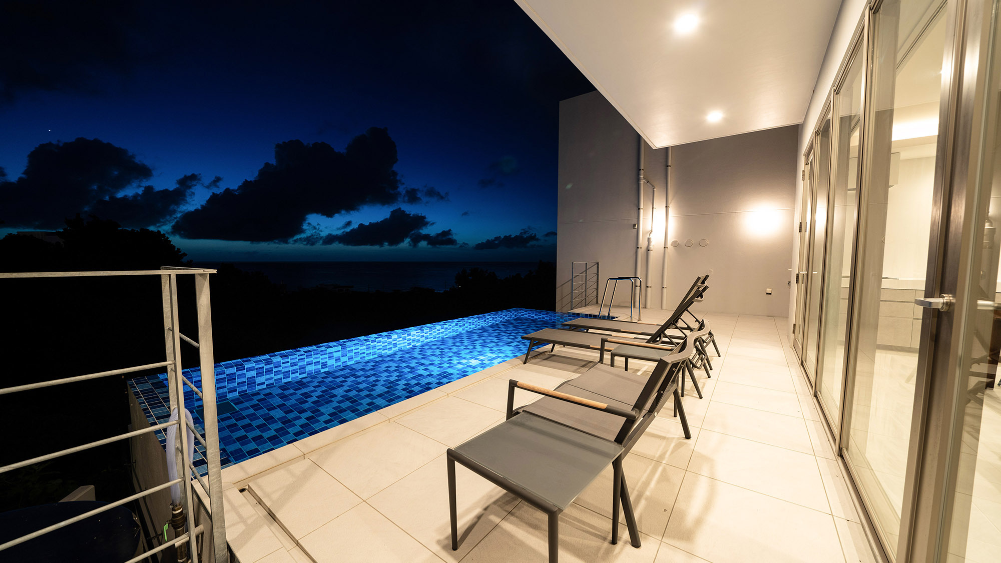 ・【SOL】夜はまた違った雰囲気に。サンベットで夜風を浴びるのも心地よいですよ