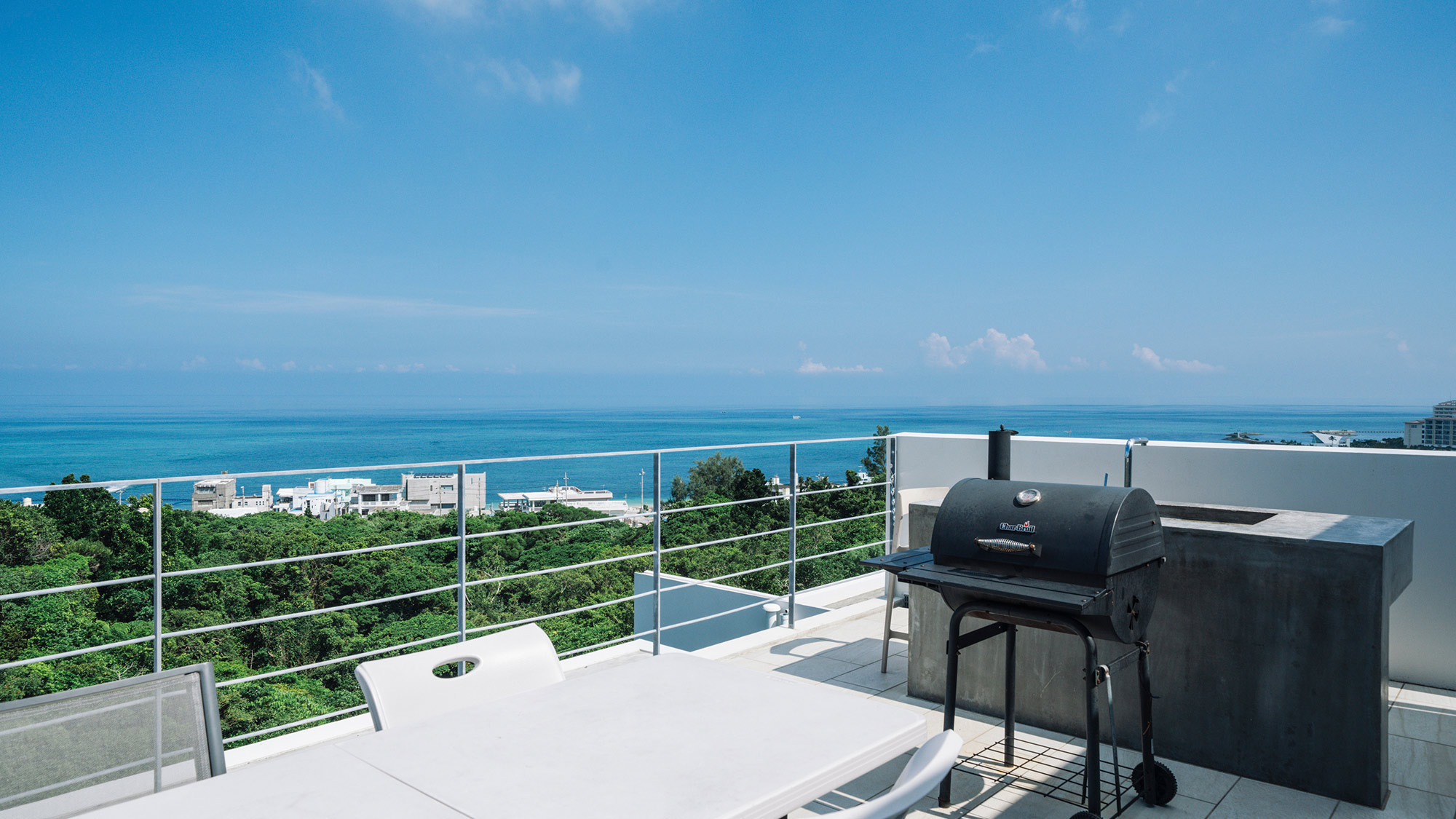 ・【SOL】スカイブルーの空とロイヤルブルーの海が見渡す限りに広がります