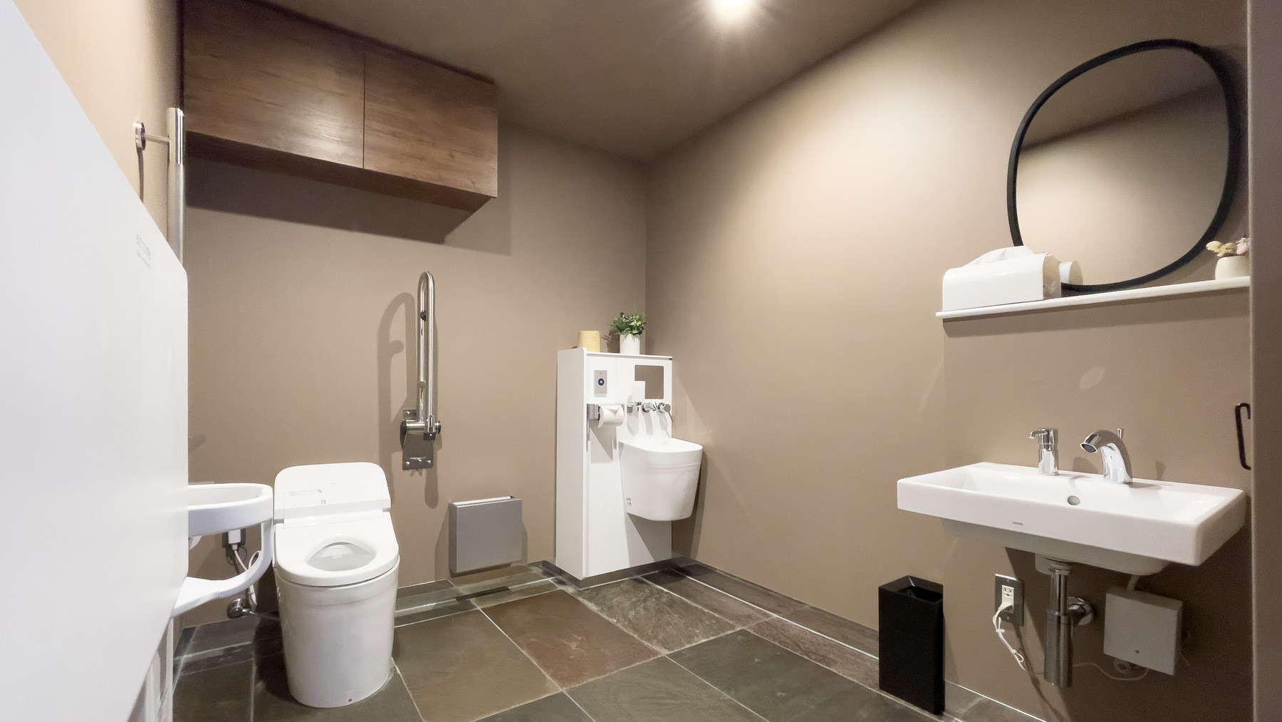 共用トイレはバリアフリー仕様です