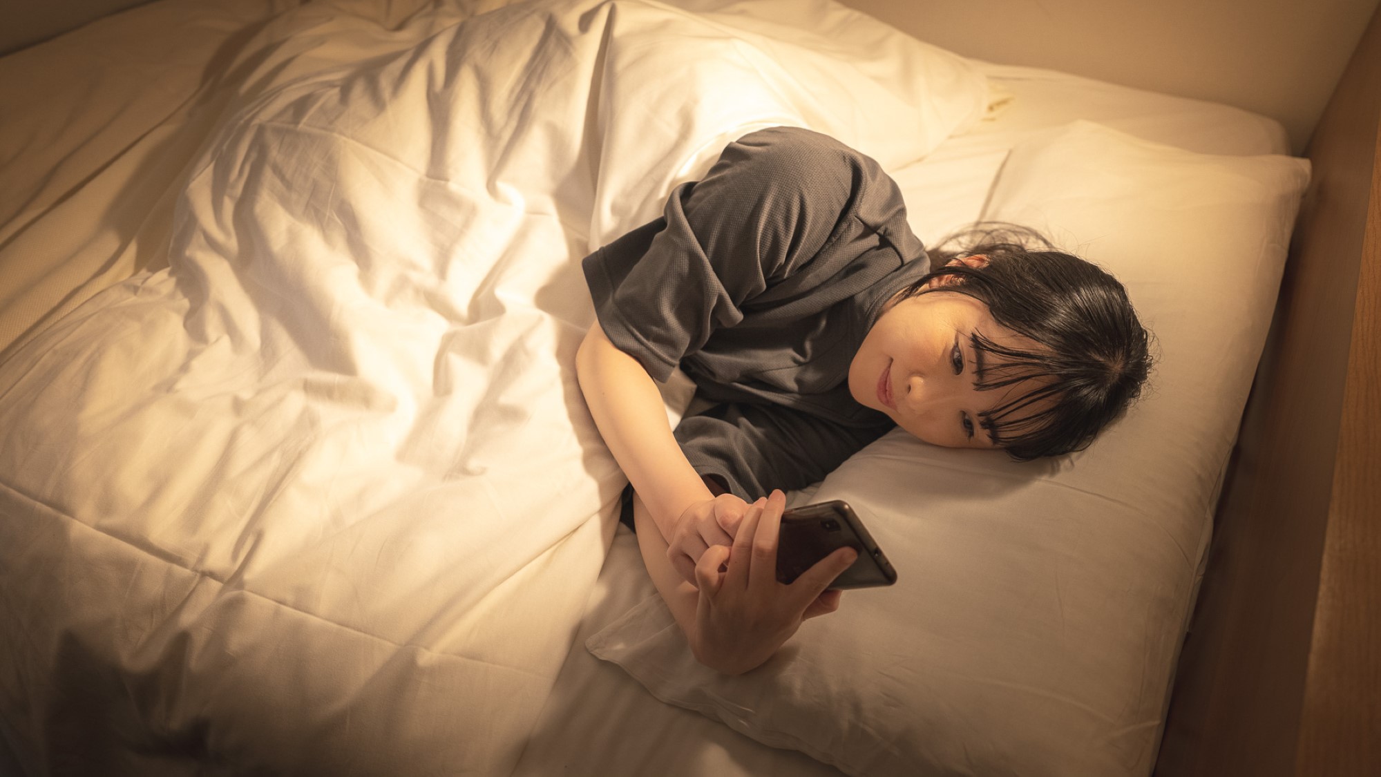 充電ケーブルを枕元に置いて楽々充電♪