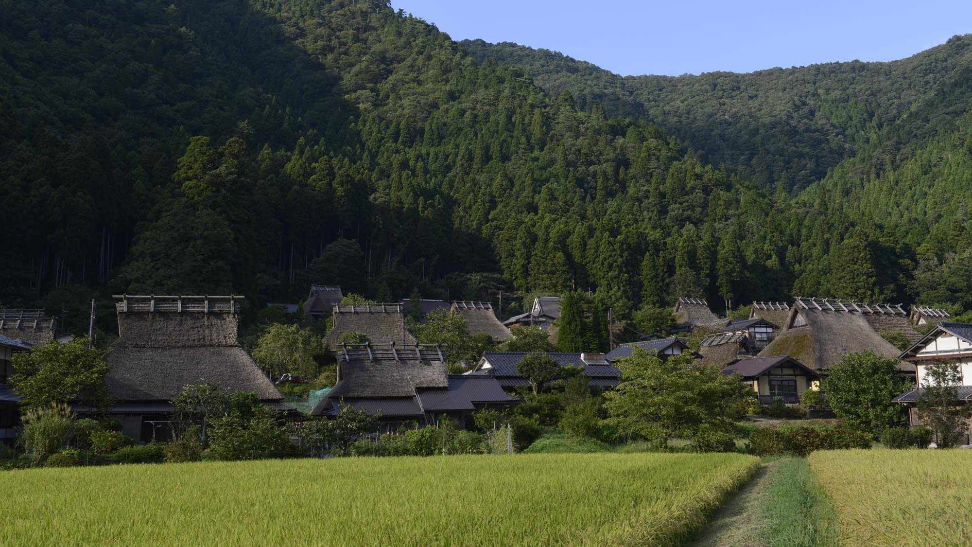 ・「美山かやぶきの里」はカーサ美山から車で15分